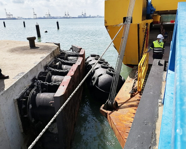 Parafanghi pneumatici installati sul porto di nhava sheva